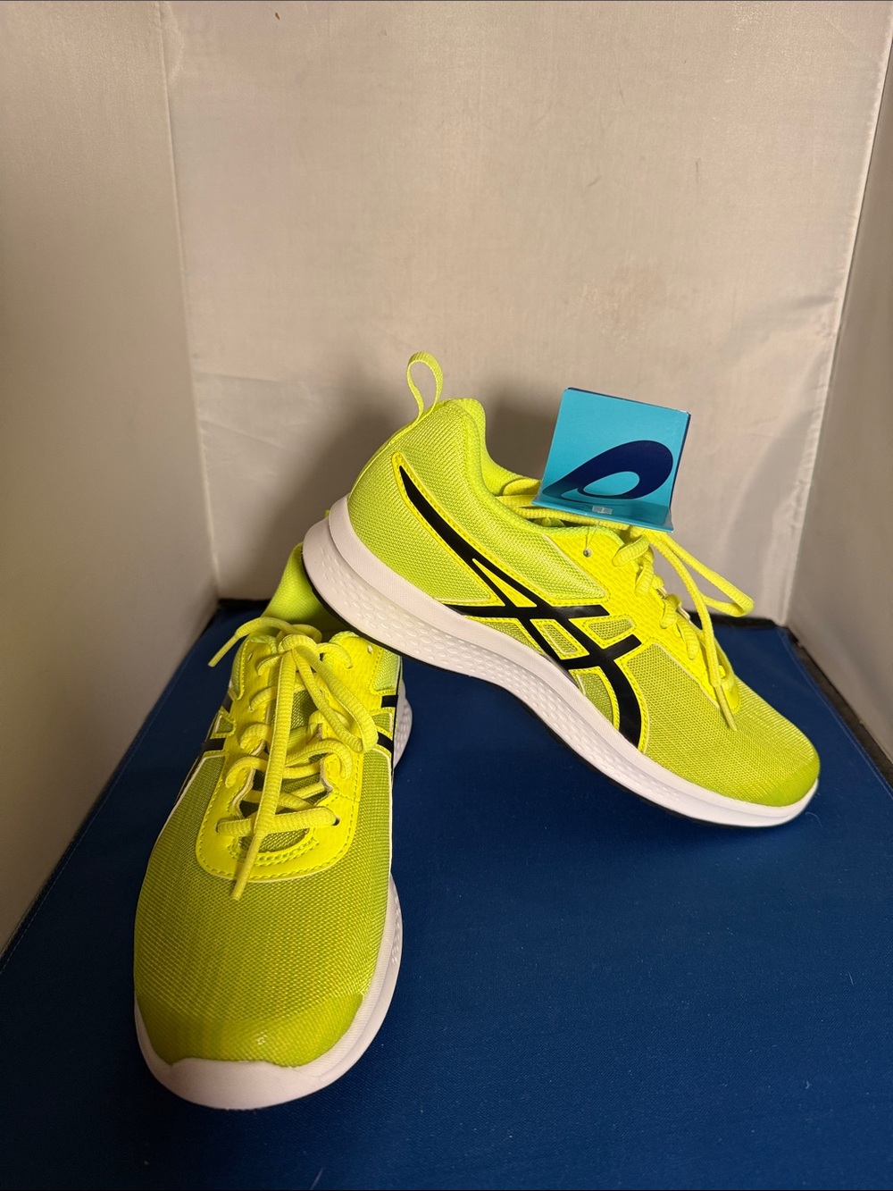 ASICS women’s size 5 Running Shoes - Neon Yellow new with tags